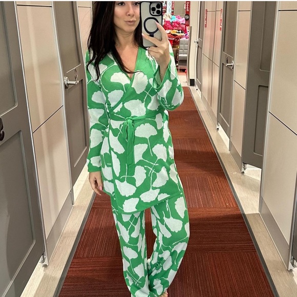 NEW| Women's Long Sleeve V-Neck Ginkgo Green Sweater Wrap Top - Picture 13 of 13